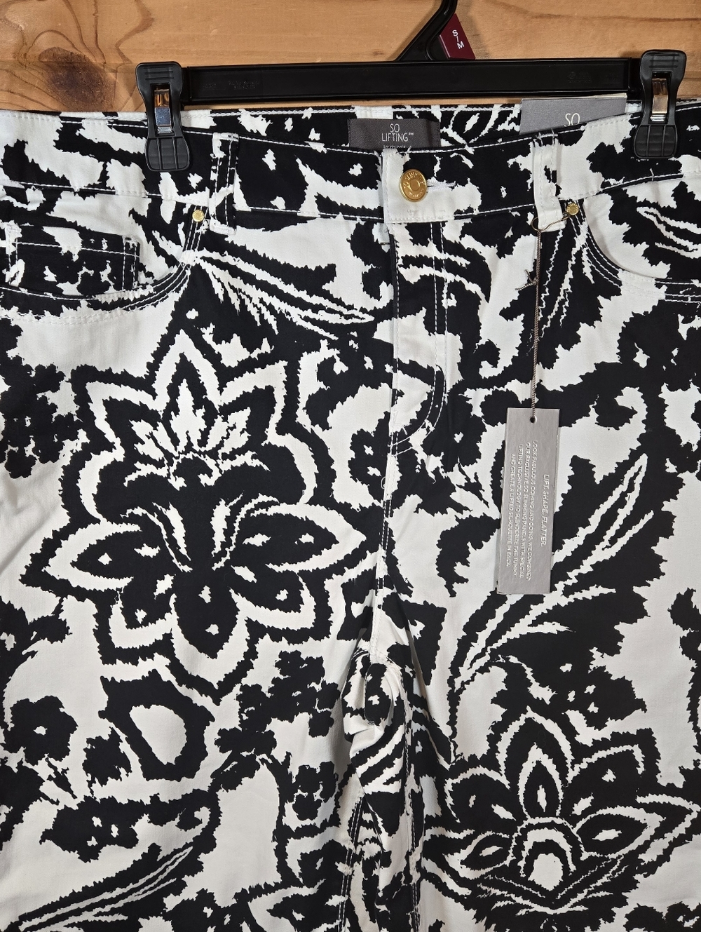 Chico's NWT So Lifting Crop Pant Size 2 Large 12/14 Abstract Floral Black White